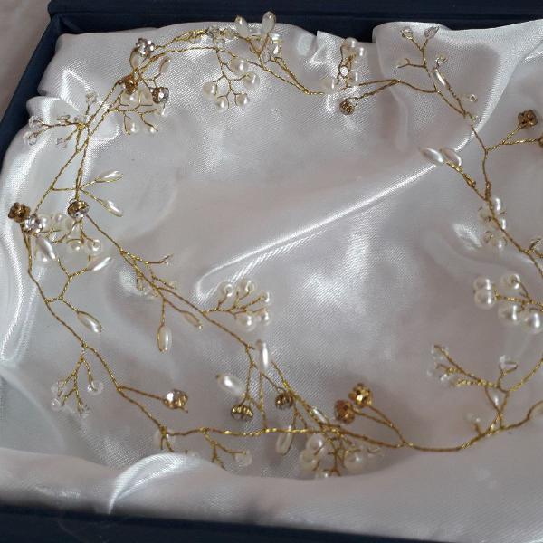 Tiara fio de noiva dourado com pérolas