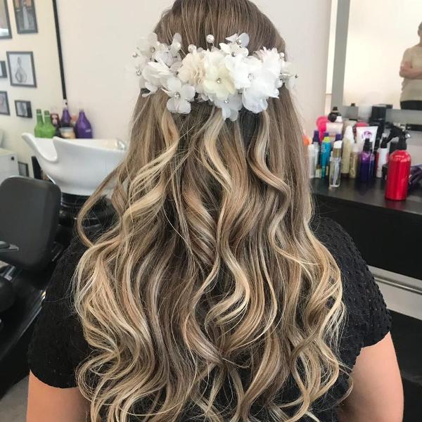 arranjo de cabelo com flores de seda da graciella starling