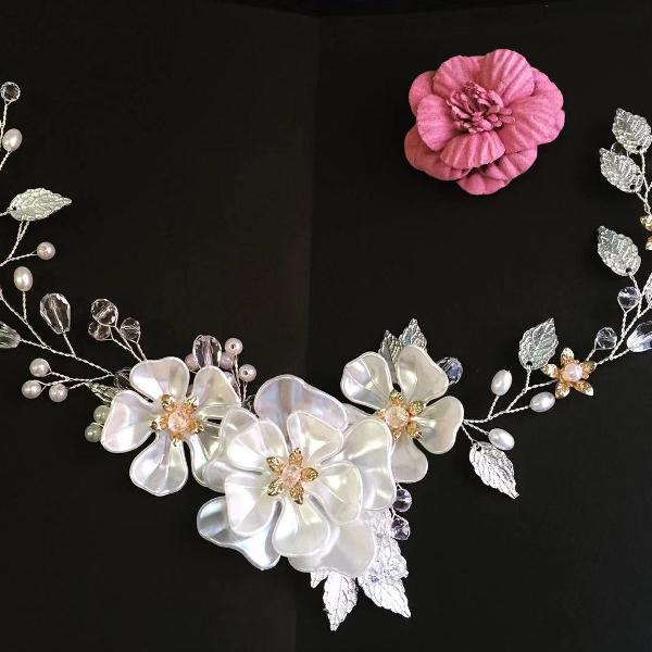 arranjo grinalda flor camélia branco + cristais pérola
