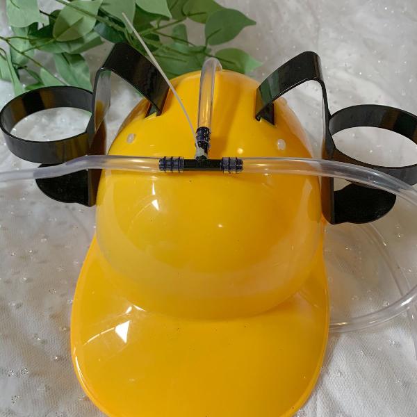 capacete com suporte para bebidas