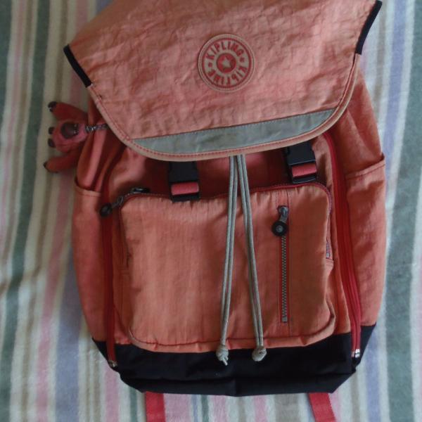 mochila kipling salmão