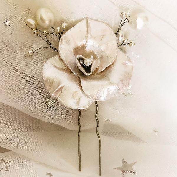 pin em forma de orquídea em porcelana fria pintada a mão
