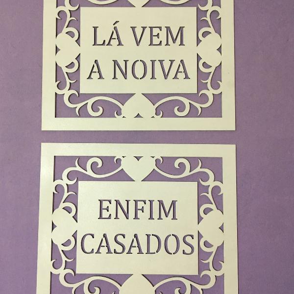 plaquinhas para casamento, lá vem a noiva e enfim casados