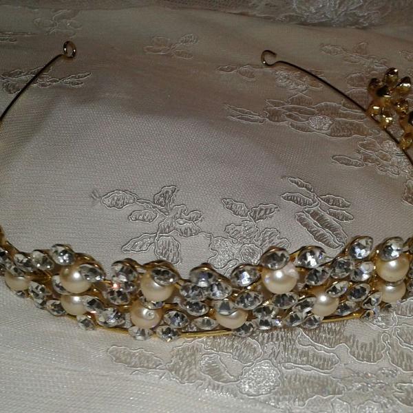 tiara dourada com pérolas e strass.