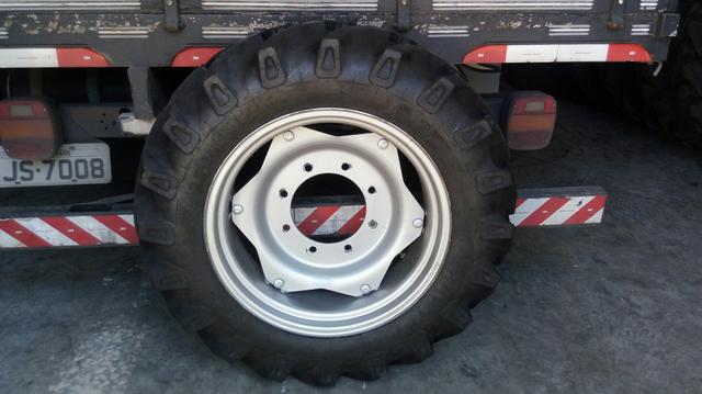 Pneus 9.5x24 novos com. roda