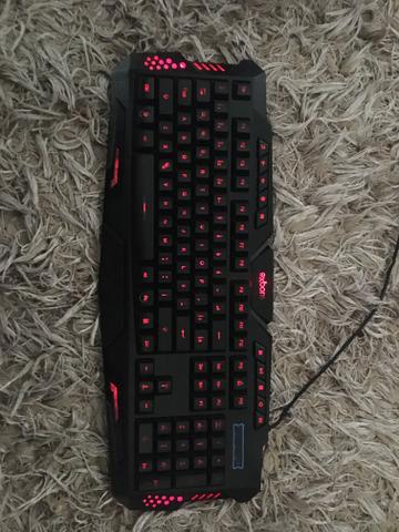 Teclado gamer semi-mecânico