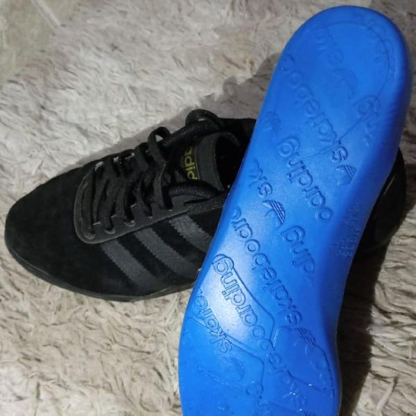 Tênis Adidas BUSENITZ Black &amp; Gold