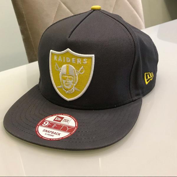 snapback new era raiders cinza escuro e amarelo