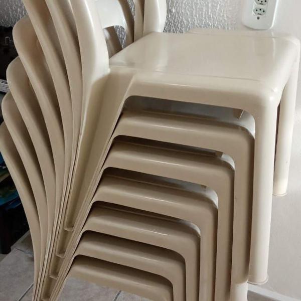 30 cadeiras de plástico