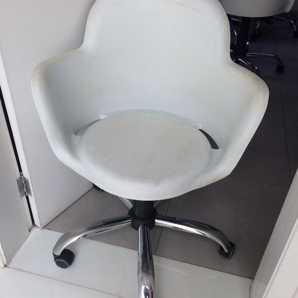 4 cadeiras brancas de escritório