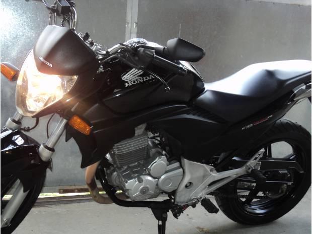 CB 300 MOTO DA HONDA NA COR PRETA ANO 2010 SÓ R$8200 LINDA!