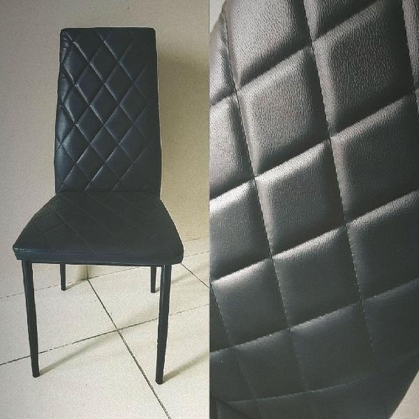 Cadeiras na cor preta