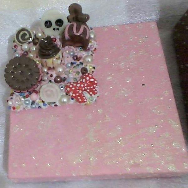 Caixa com tampa decorada com peças de biscuit.