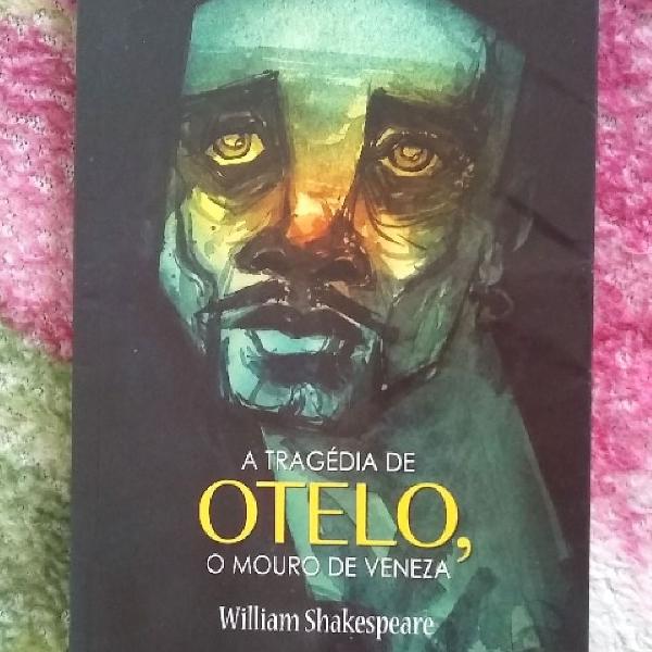Livro "A tragédia de Otelo" por William Shakespeare.