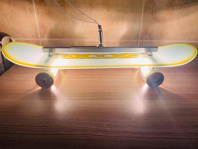 Luminária de teto formato de skate