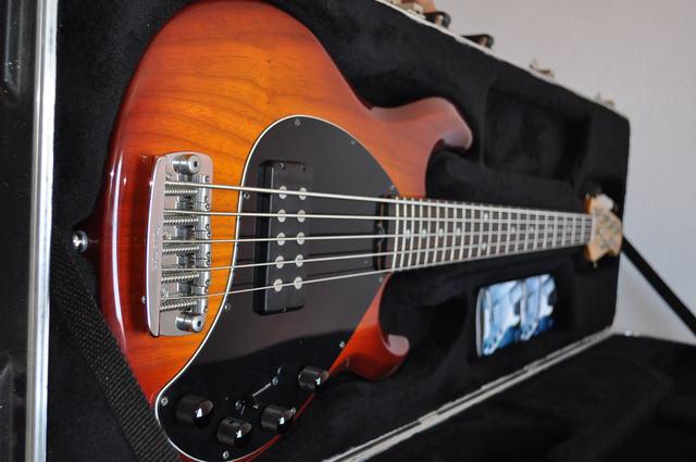 MUSIC MAN STING RAY 5 -SUNBURST LINDAO