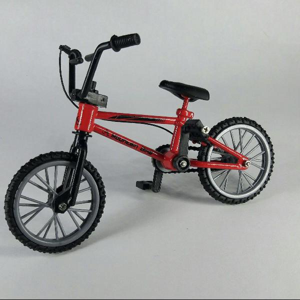 Miniatura bicicleta vermelha