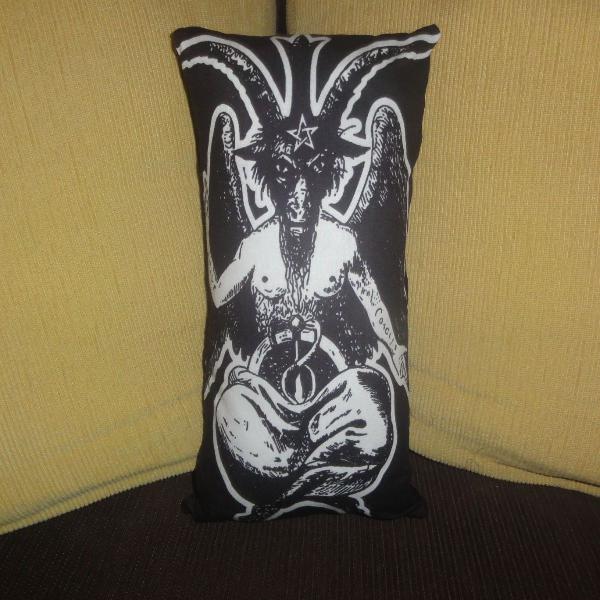 almofada palito com estampa baphomet 22x42cm