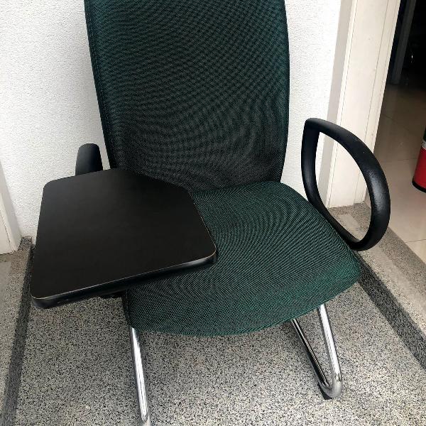 cadeira com prancheta