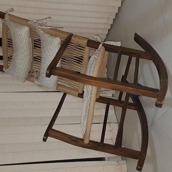 cadeira de balanço em madeira