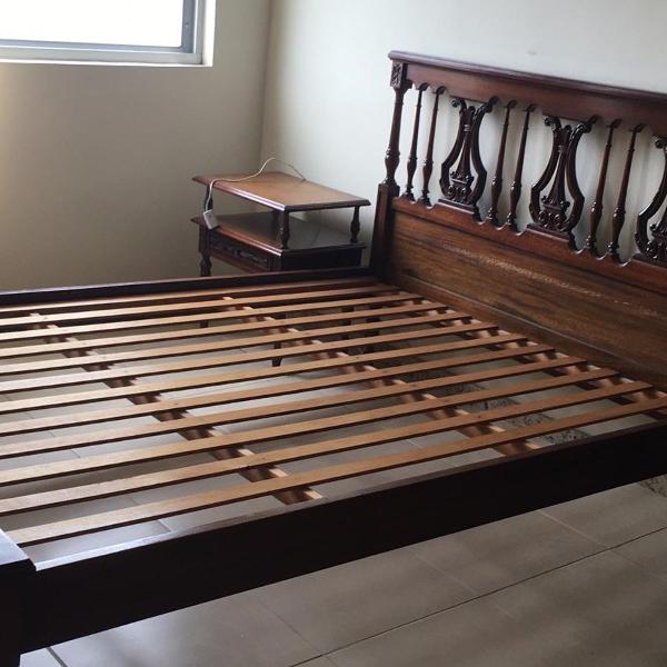cama em madeira maciça estilo clássico