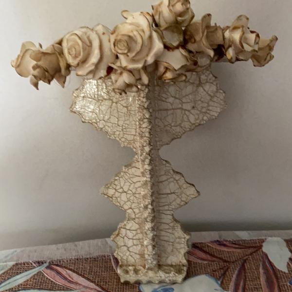 cantoneira em madeira com flores