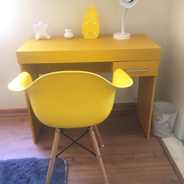 conjunto amarelo escrivaninha e poltrona eames