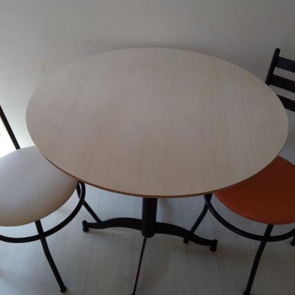 linda mesa com duas cadeiras aramuni