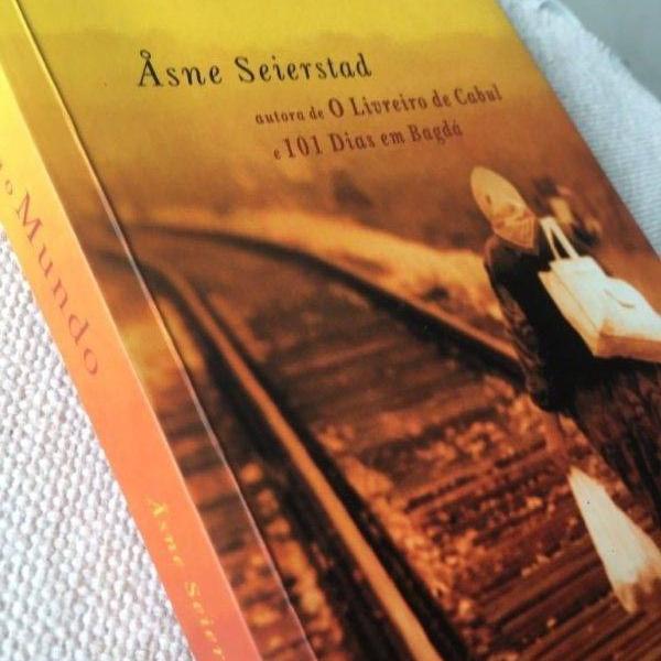 livro de costas para o mundo - retratos da sérvia