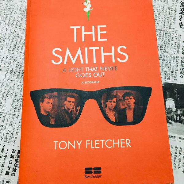 livro the smiths - a light that never goes out