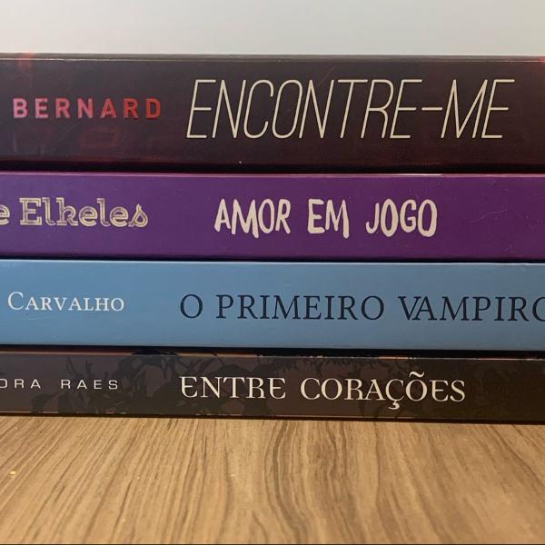 livros aleatórios, alguns são legais rs