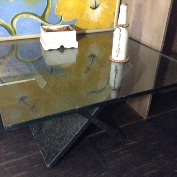 mesa de centro de vidro com base de mármoremesa de centro