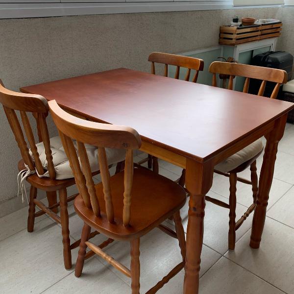 mesa de madeira com 4 cadeiras