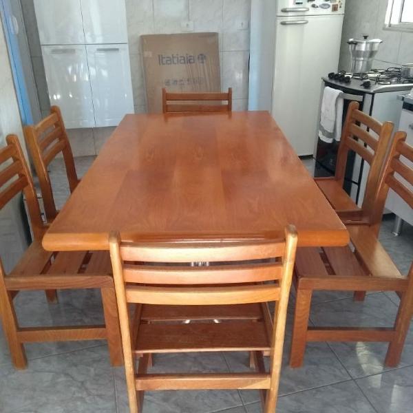 mesa de madeira com cadeiras