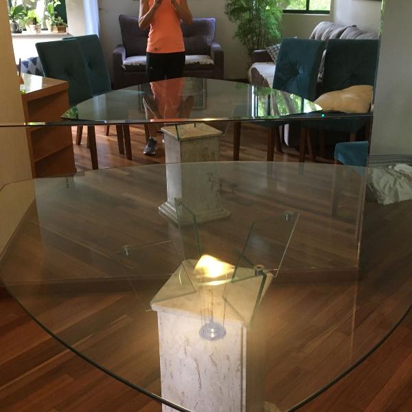 mesa de vidro com pé de mármore