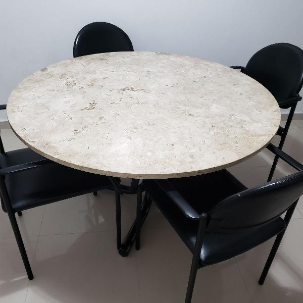 mesa mármore travertino com cadeiras em couro artefacto