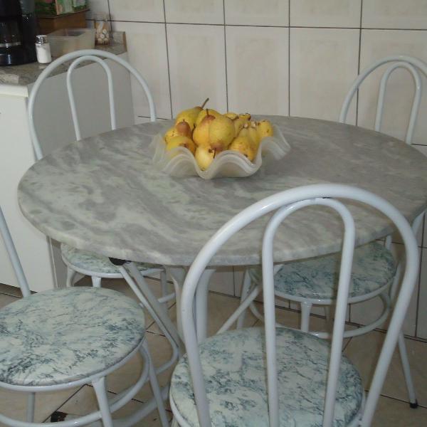 mesa redonda de mármore + 4 cadeiras.