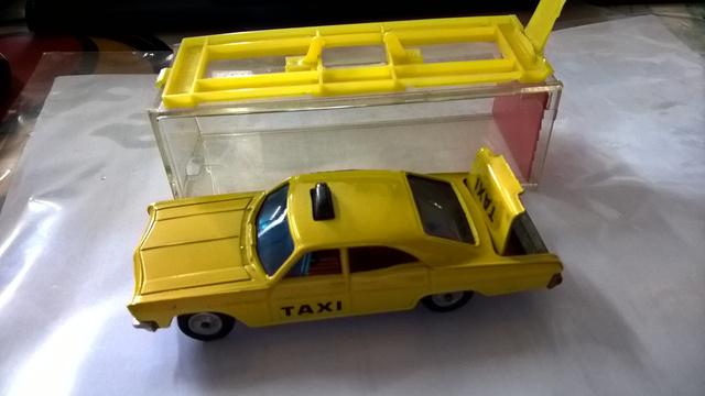 miniatura do carro chevrolet taxi carroceria de aço amarelo
