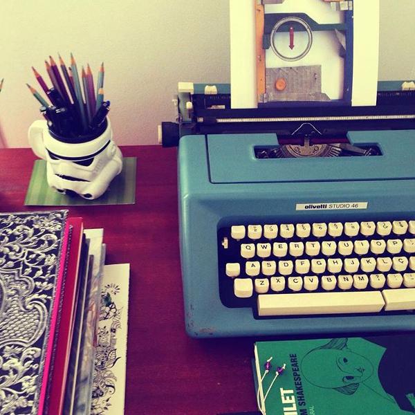 máquina de escrever olivetti