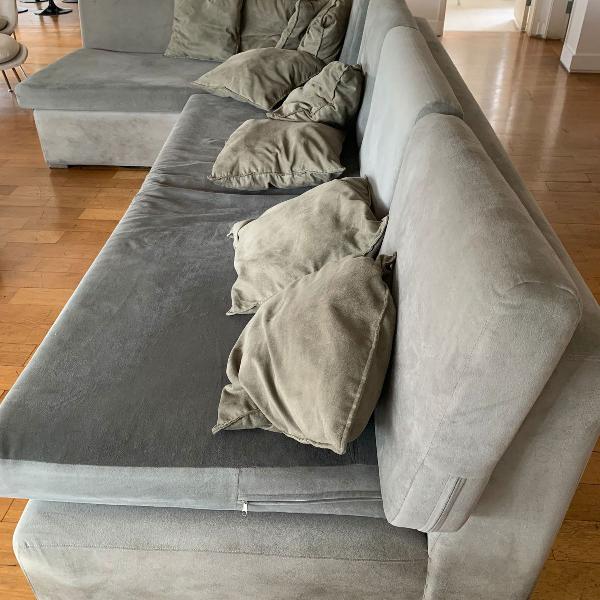 sofá com almofadas