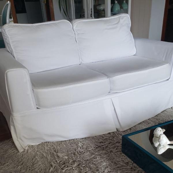 sofá para 2 lugares em tecido branco