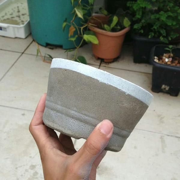 vaso de cimento - detalhe em branco