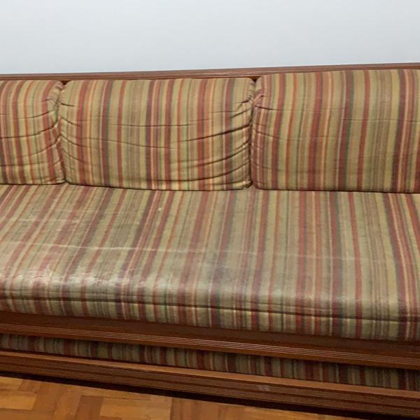 vendo sofá com cama embaixo. madeira em boas condições.