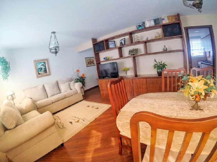 Apartamento com 3 Quartos à Venda, 96 m² por R$ 370.000