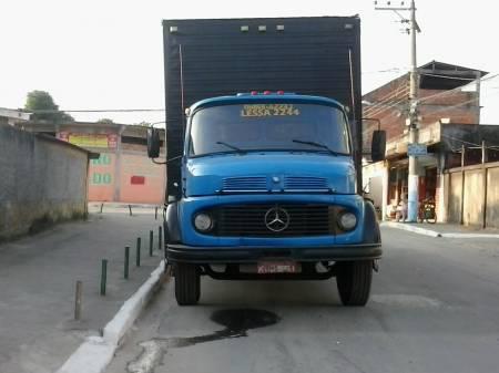 Caminhão MB 1113 com baú de 8 mts