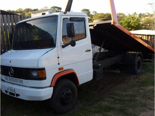 Caminhão guincho com plataforma e asa delta Diesel