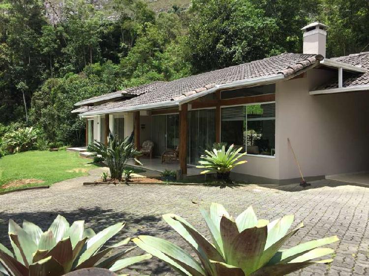 Casa para venda tem 177 metros quadrados com 3 quartos em