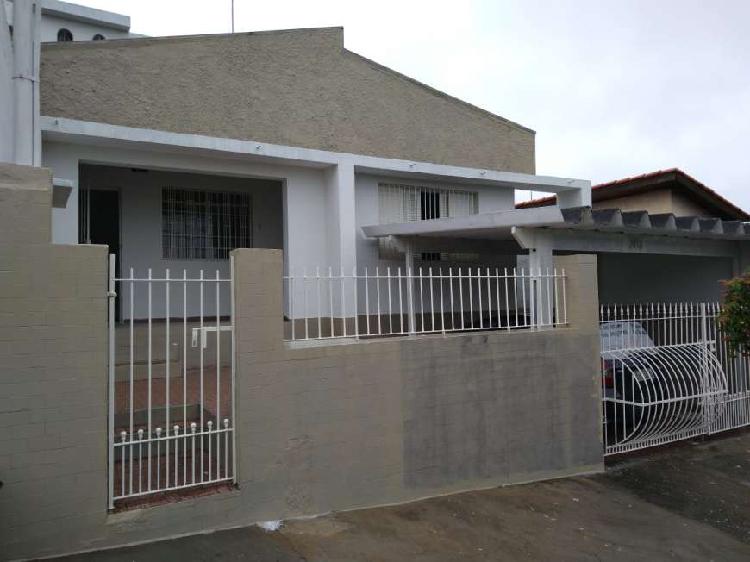 Casa térrea 2 quartos 1 vaga com sobrado nos fundos terreno