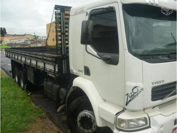 Excelente caminhão volvo vm 23 240 2005 com carroceria 8 m