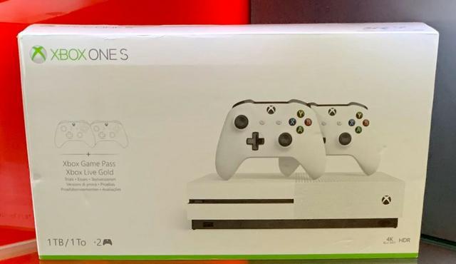 Microsoft Xbox One S Console Branco - 1TB - 2 Controles -